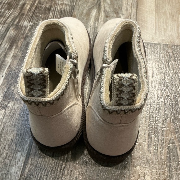 New Muk Luks Stylish Cream Ankle Boots Size 9 - Picture 11 of 11